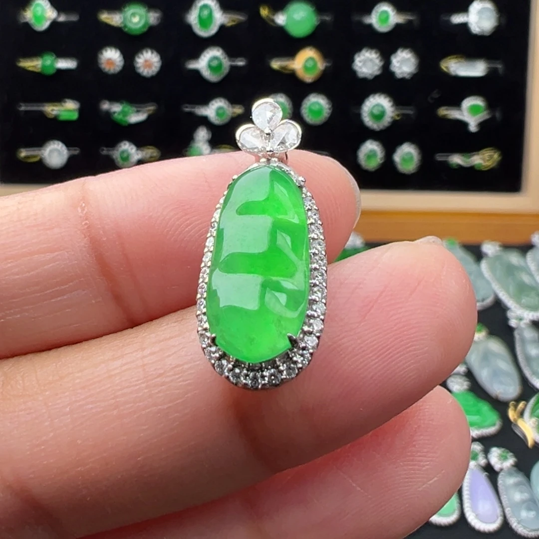 翡翠18K金镶嵌颈饰豆