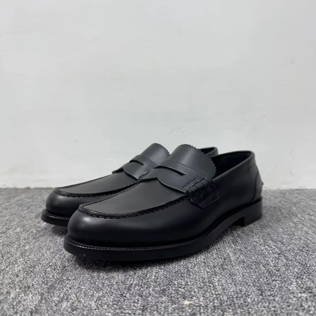 全新未使用 BURBERRY/博柏利 牛皮乐福鞋/43码/编码12623