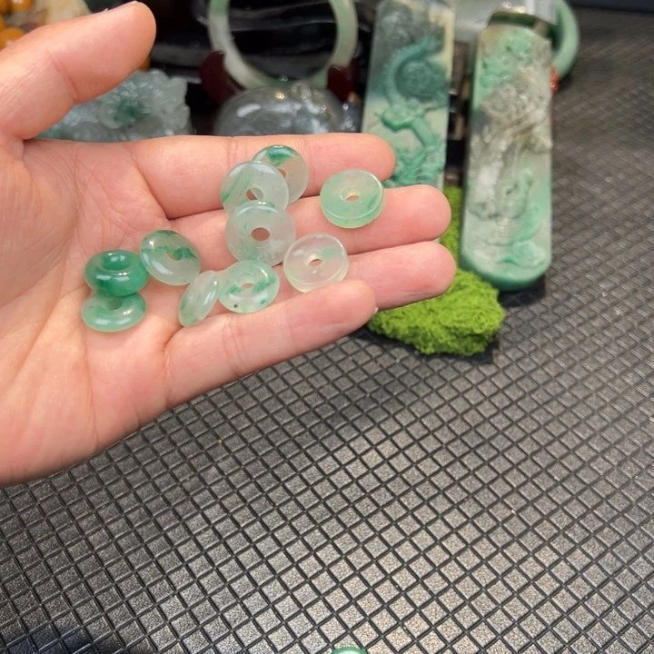 石英质玉（非洲翠）合金吊坠