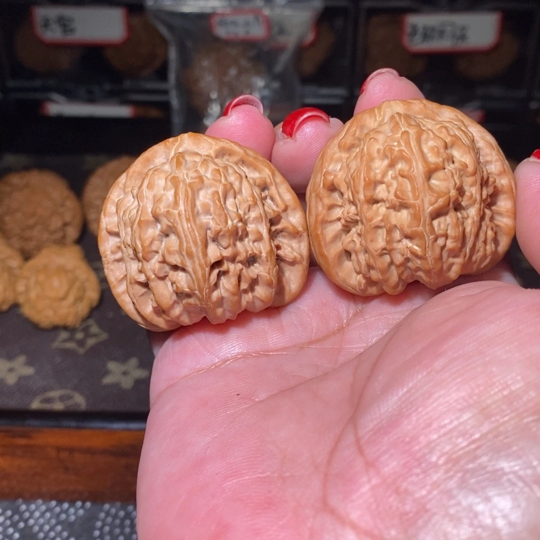 H***h文玩核桃把件三角白