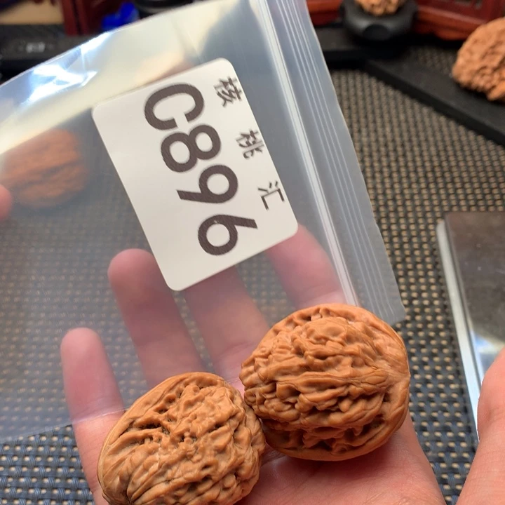 文玩核桃吊坠莲花