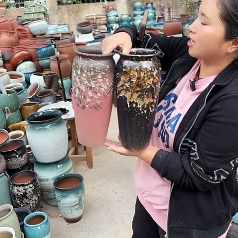 口13高31瑕疵两个盆。