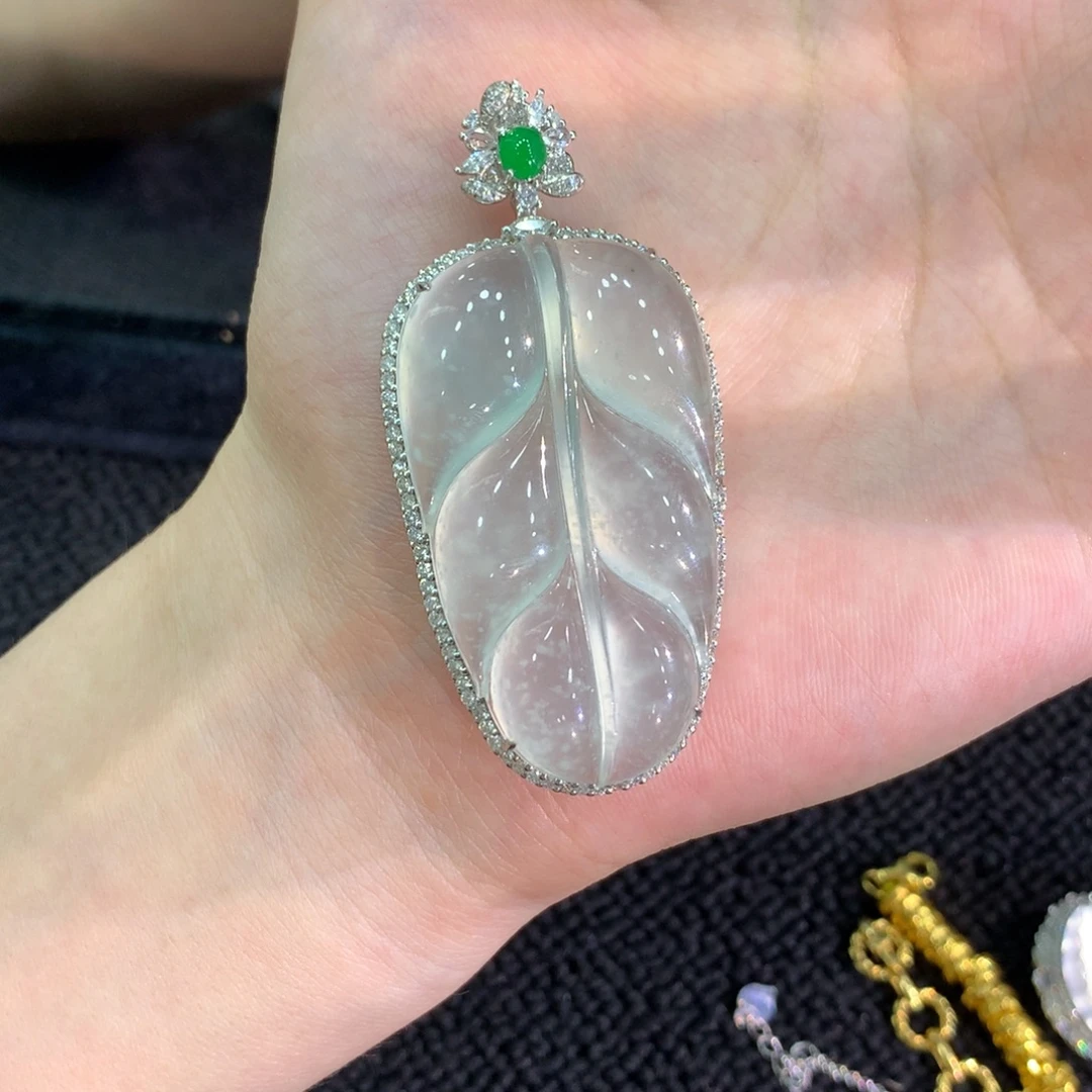 颈饰18K金镶嵌翡翠