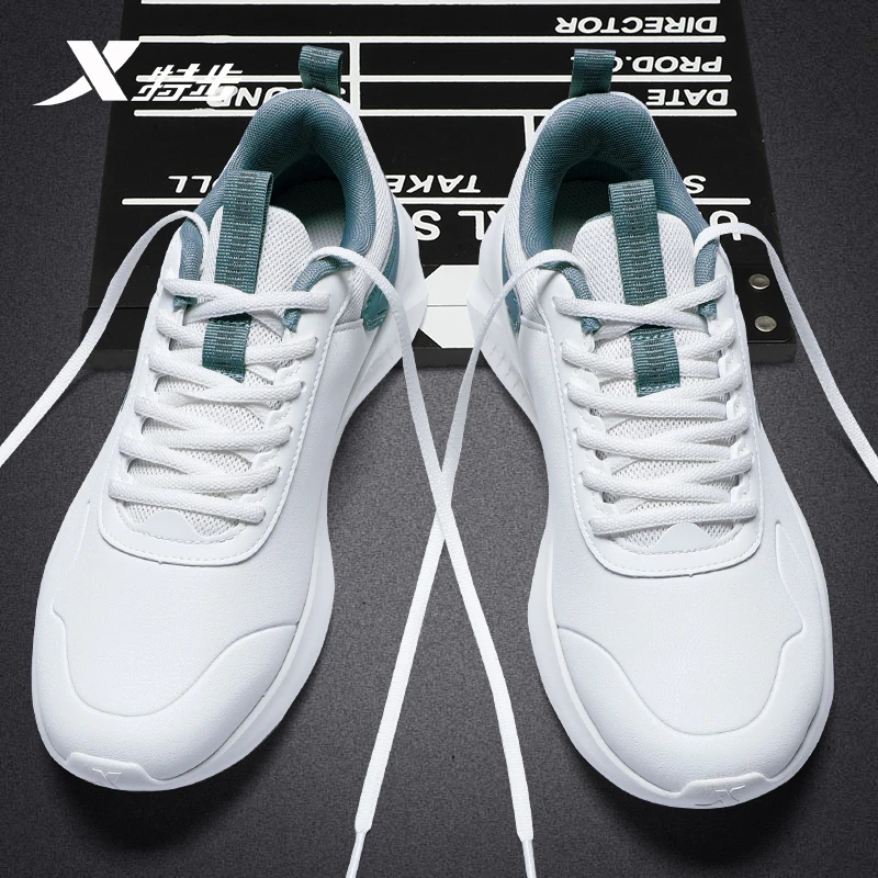 特步运动鞋男鞋2025秋冬新款皮面防水休闲鞋男款轻便百搭跑步鞋男