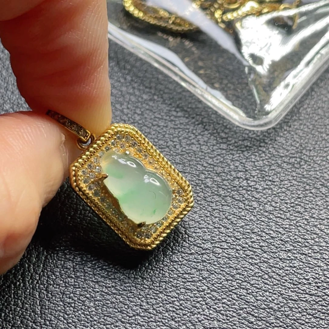 石英质玉（非洲翠）未镶嵌吊坠(赠链)迷你小葫芦全净炸光吊坠