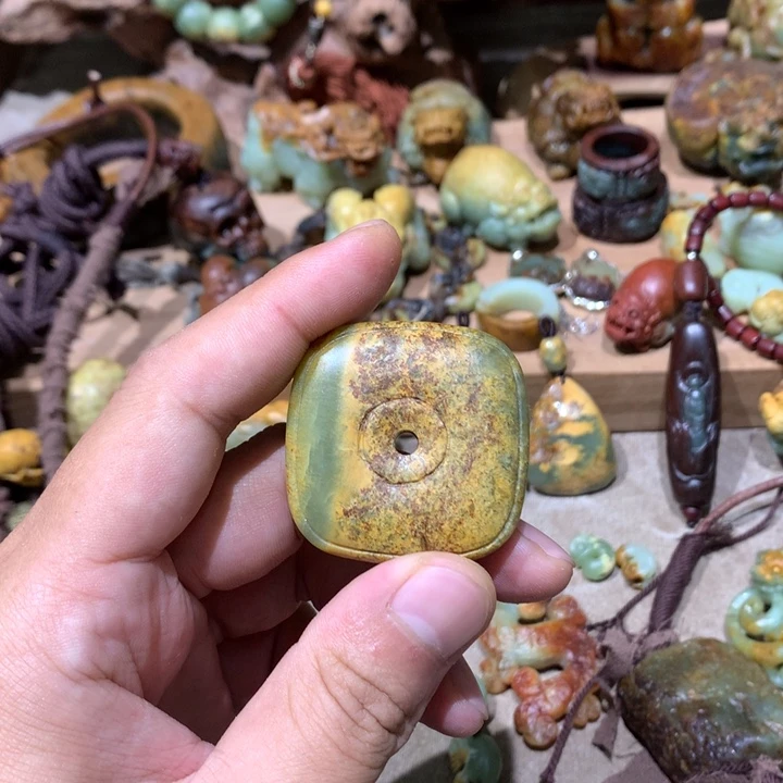 未镶嵌岫岩河磨玉（透闪石质玉）挂件