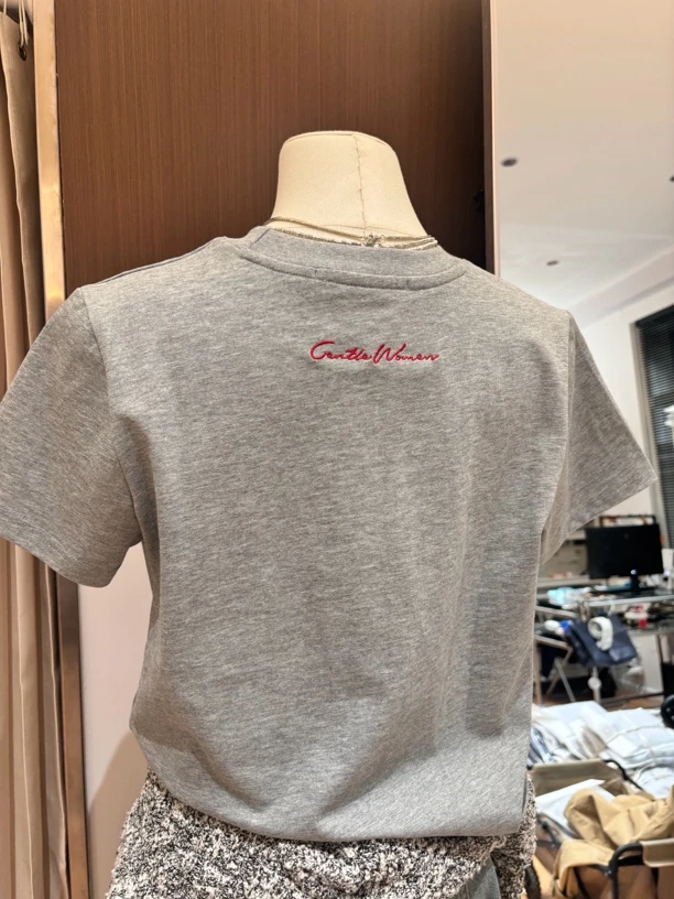 背红绣字T恤圆领合体净版