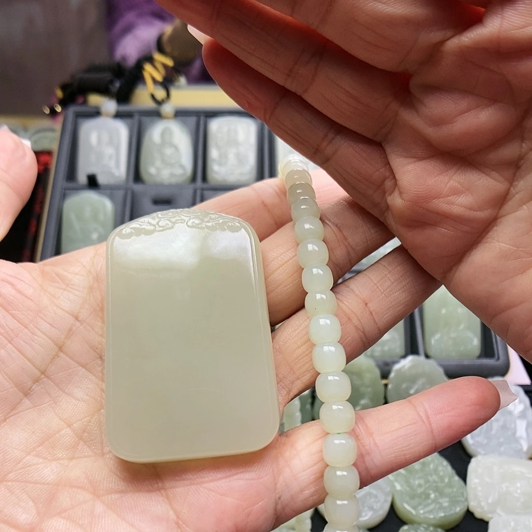 和田玉颈饰未镶嵌山****梯