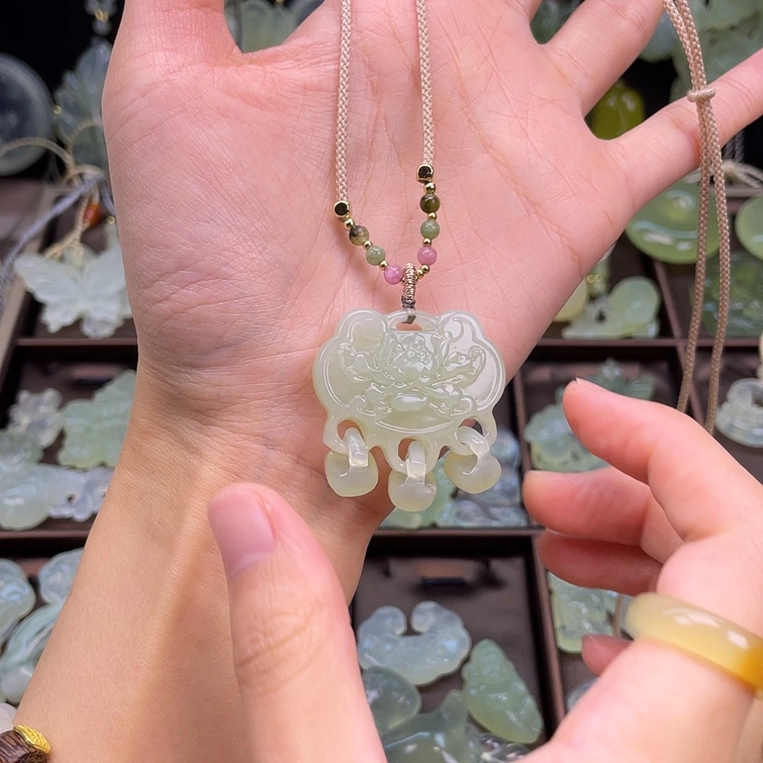 蛇纹石玉未镶嵌颈饰