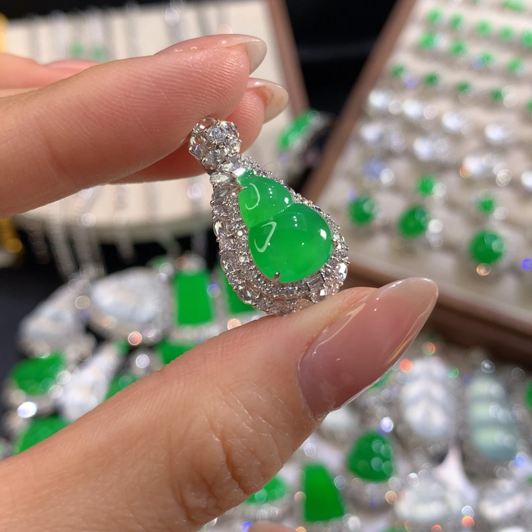 翡翠18K金镶嵌颈饰葫芦