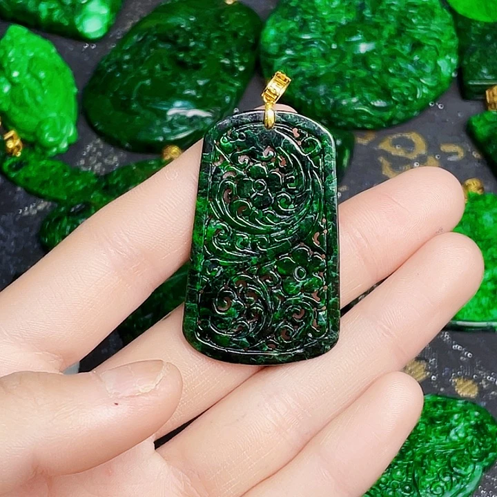 翡翠18K金镶嵌颈饰多样性