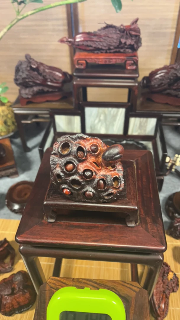 小叶紫檀莲手把件