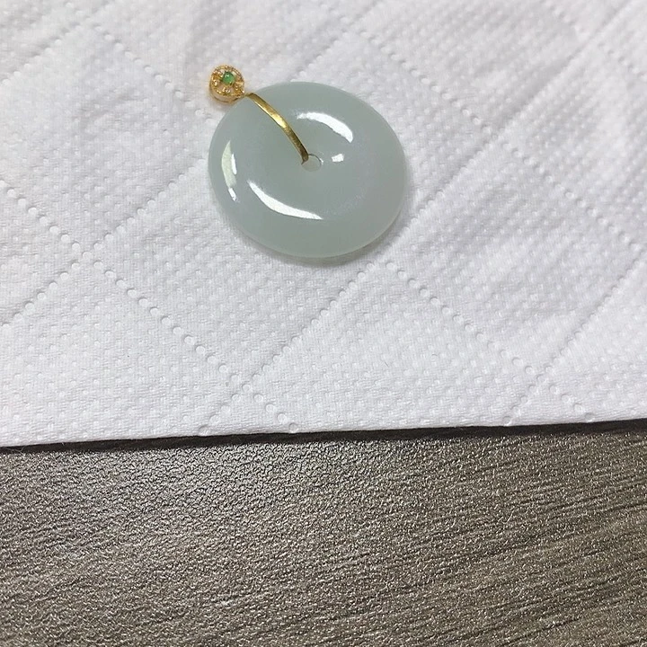 翡翠18K金镶嵌颈饰平安扣