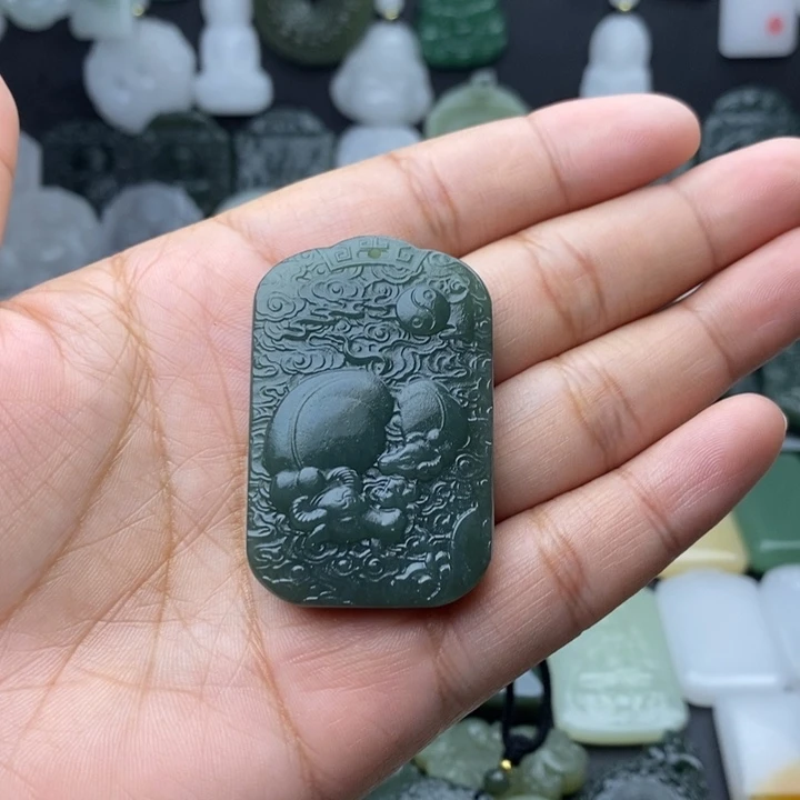 金***部和田玉未镶嵌颈饰