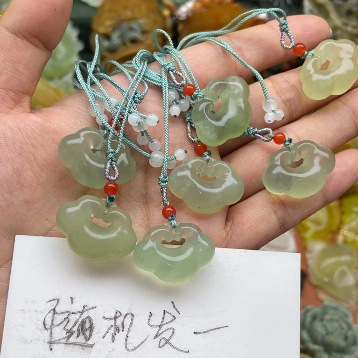 蛇纹石玉未镶嵌吊坠