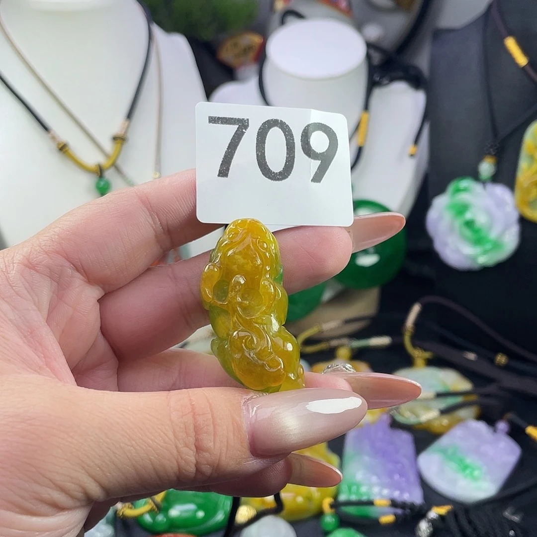 翡翠未镶嵌吊坠(赠链)