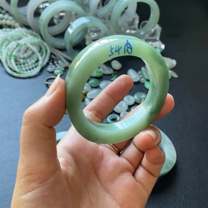 未镶嵌翡翠手镯定制翡翠