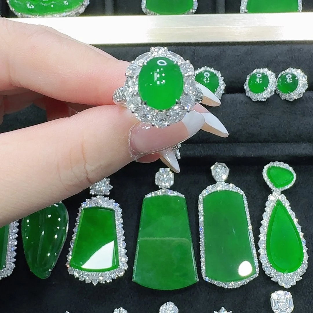 翡翠18K金镶嵌戒指蛋面