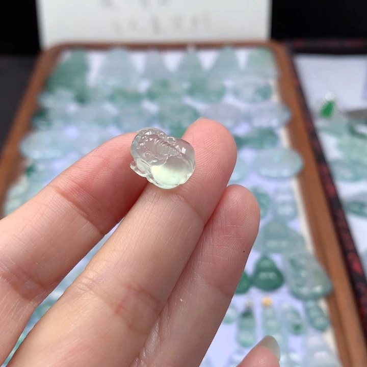 颈饰未镶嵌翡翠高冰貔貅