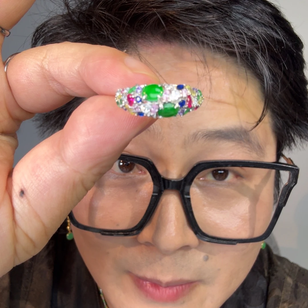 翡翠未镶嵌颈饰一件