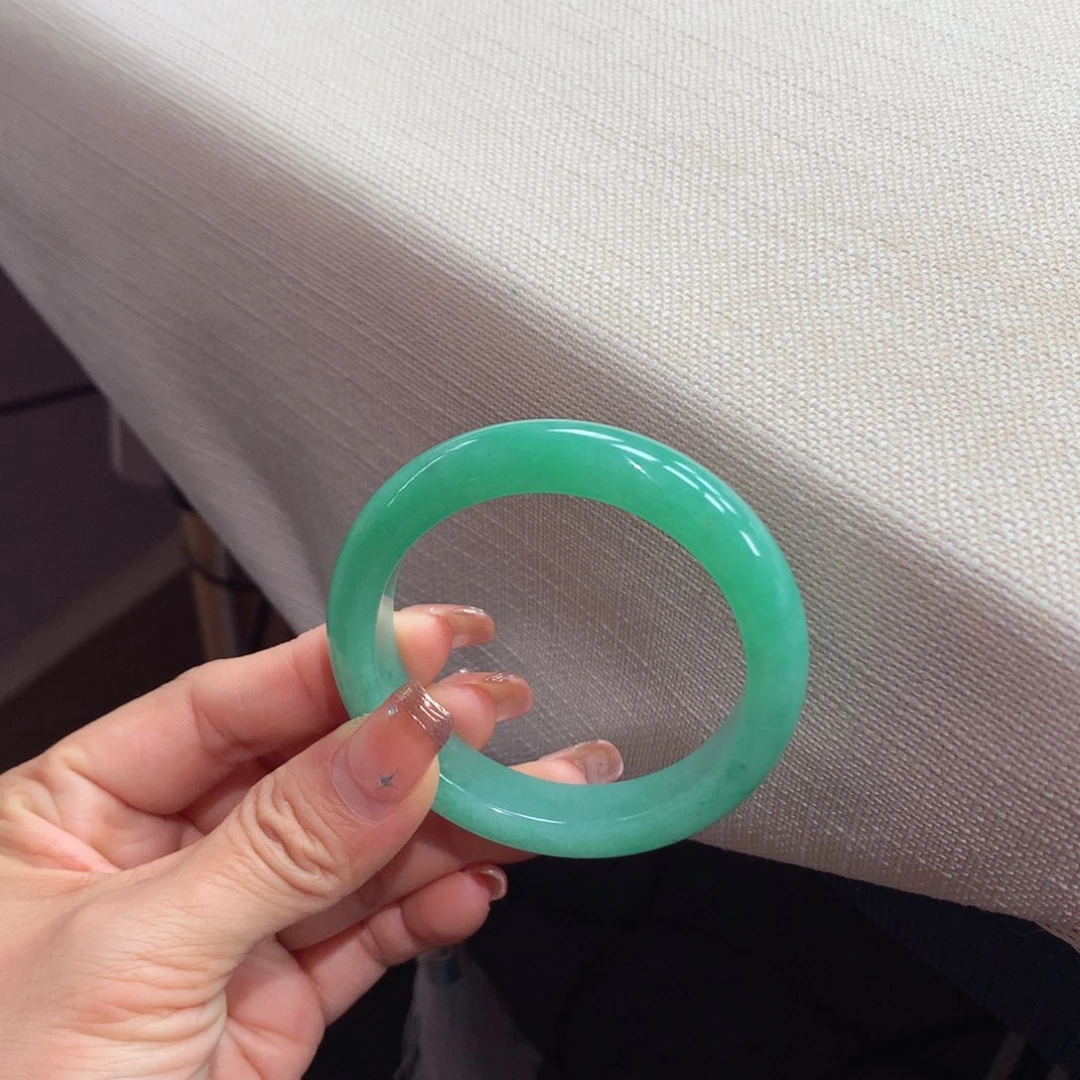 翡翠手镯未镶嵌51号果绿色