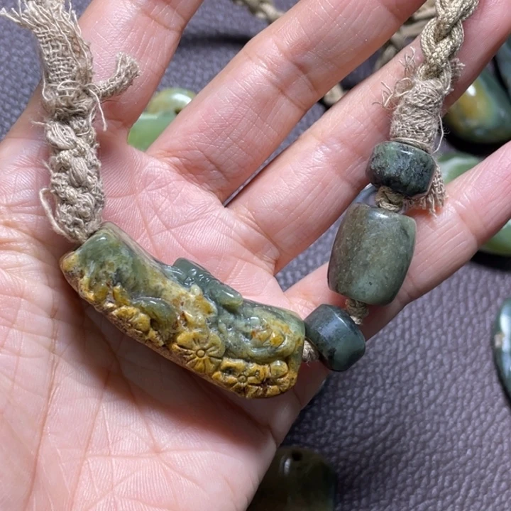 用***4颈饰未镶嵌岫岩河磨玉（透闪石质玉）