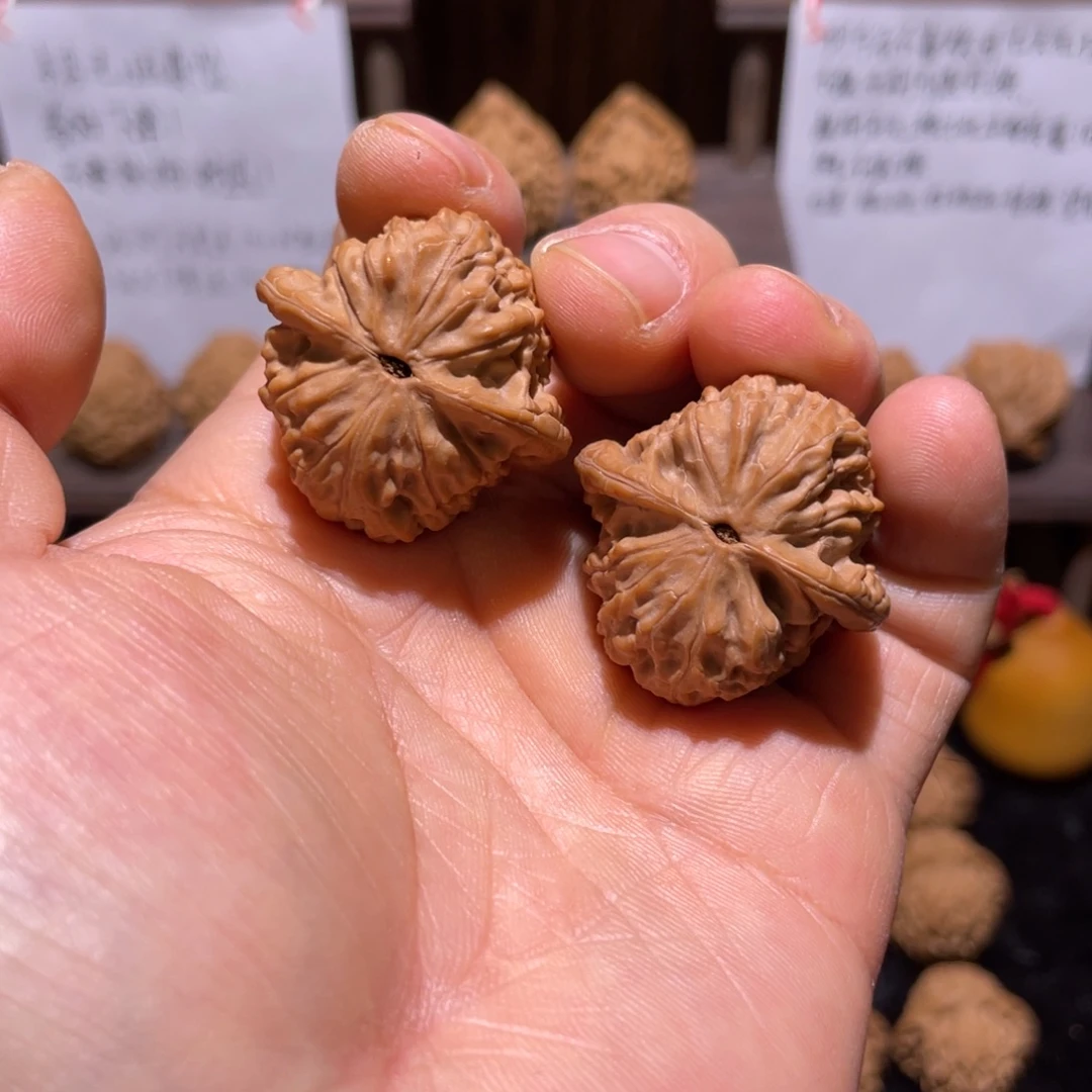 疑***.文玩核桃吊坠32尺魔瞳小手捻