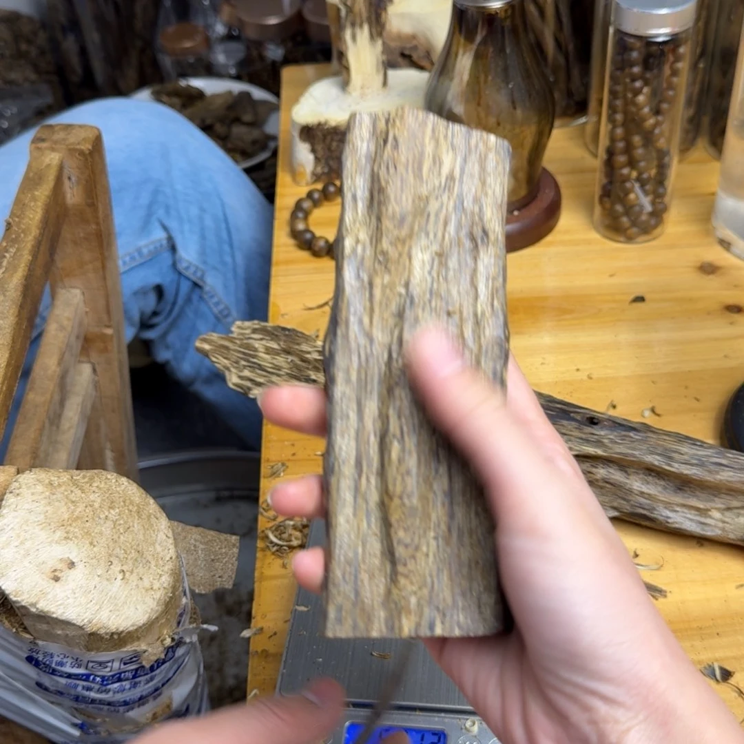 沉香沉香碎屑蓝宝石品种块料64克