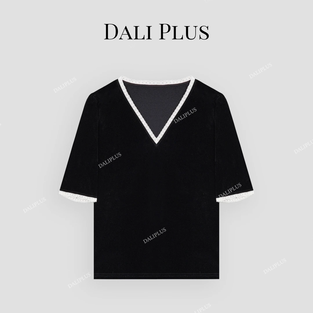 DALI PLUS精致细节控必入高黑丝绒V领白边蕾丝边百搭T恤-D5LT2019
