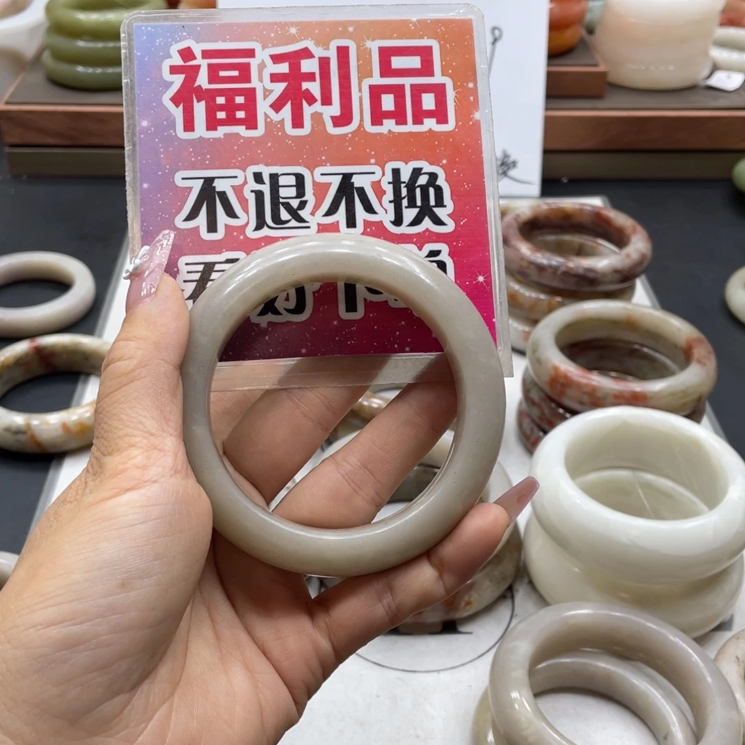 琳***儿未镶嵌手镯石英质玉