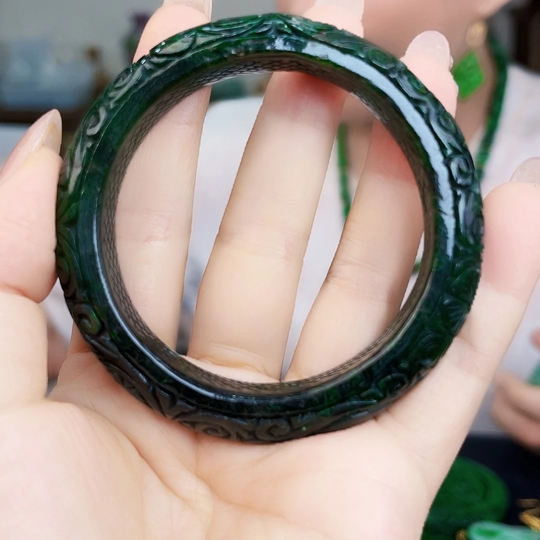 翡翠未镶嵌颈饰手镯