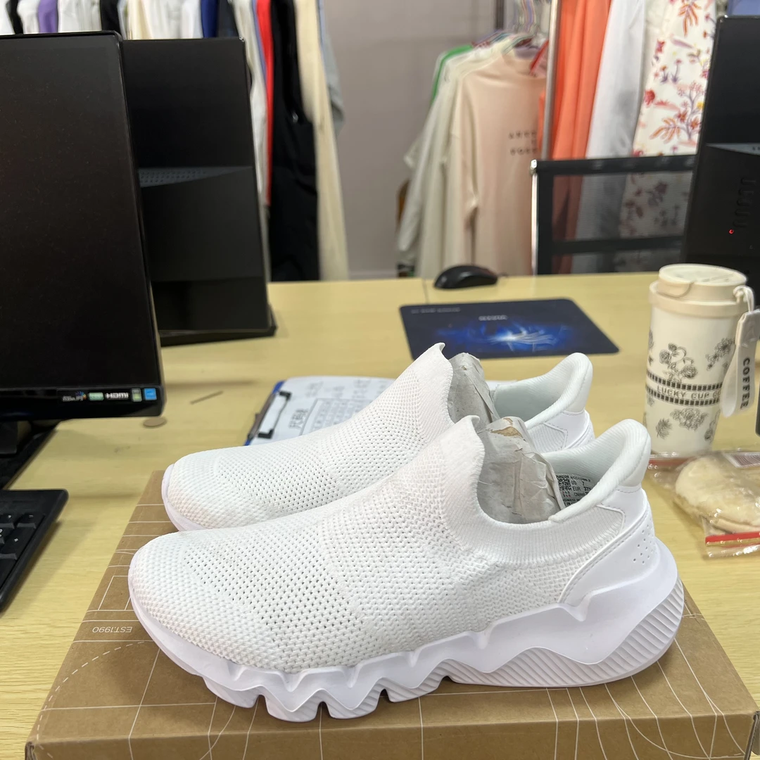 《B品以直播展示为准》鞋面脏(X780)李宁女子运动跑鞋AGCU258-2