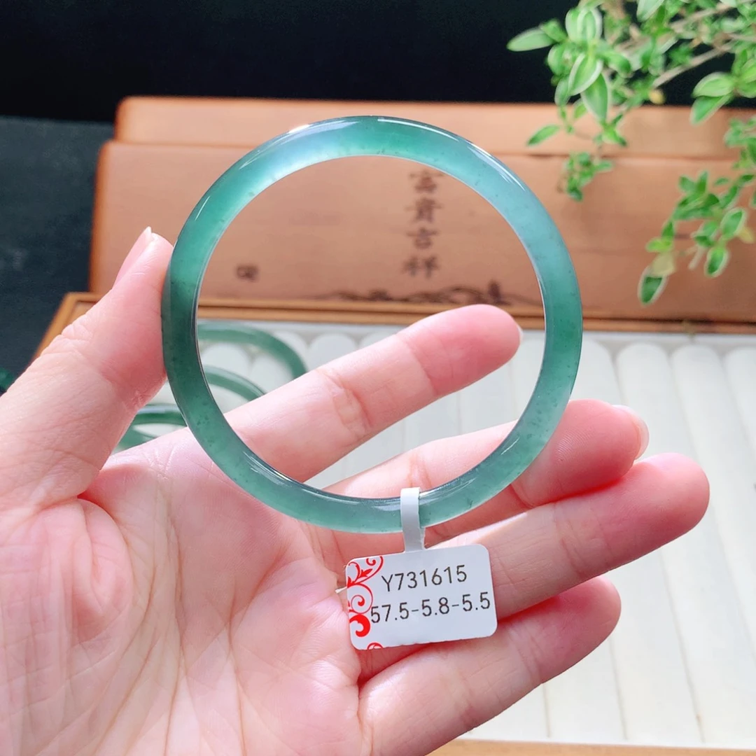 未镶嵌手镯（圆镯）翡翠