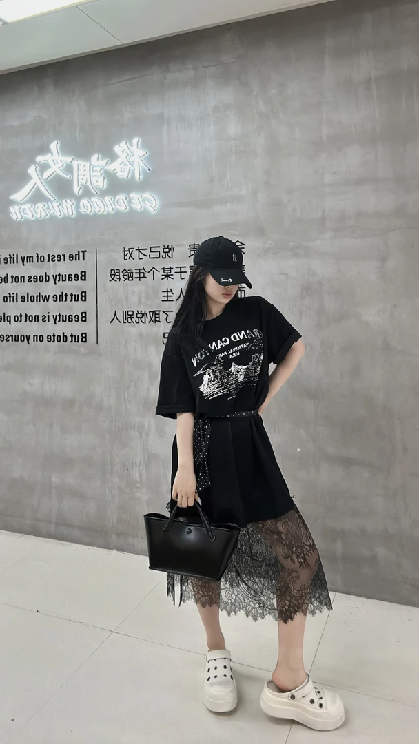 GH8930百搭蕾丝下摆短袖直筒宽松减龄印花连衣裙