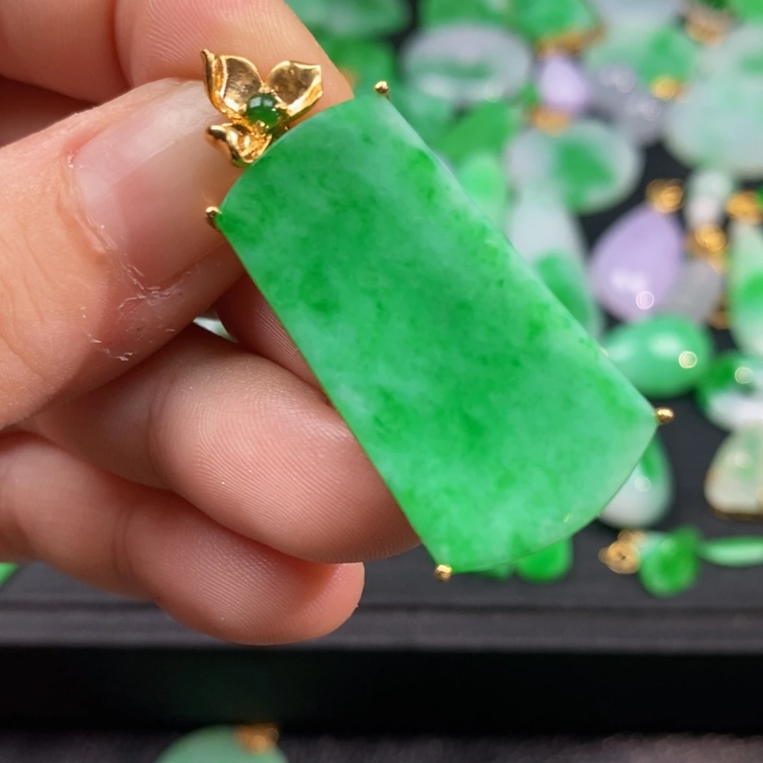 翡翠18K金镶嵌颈饰翡翠