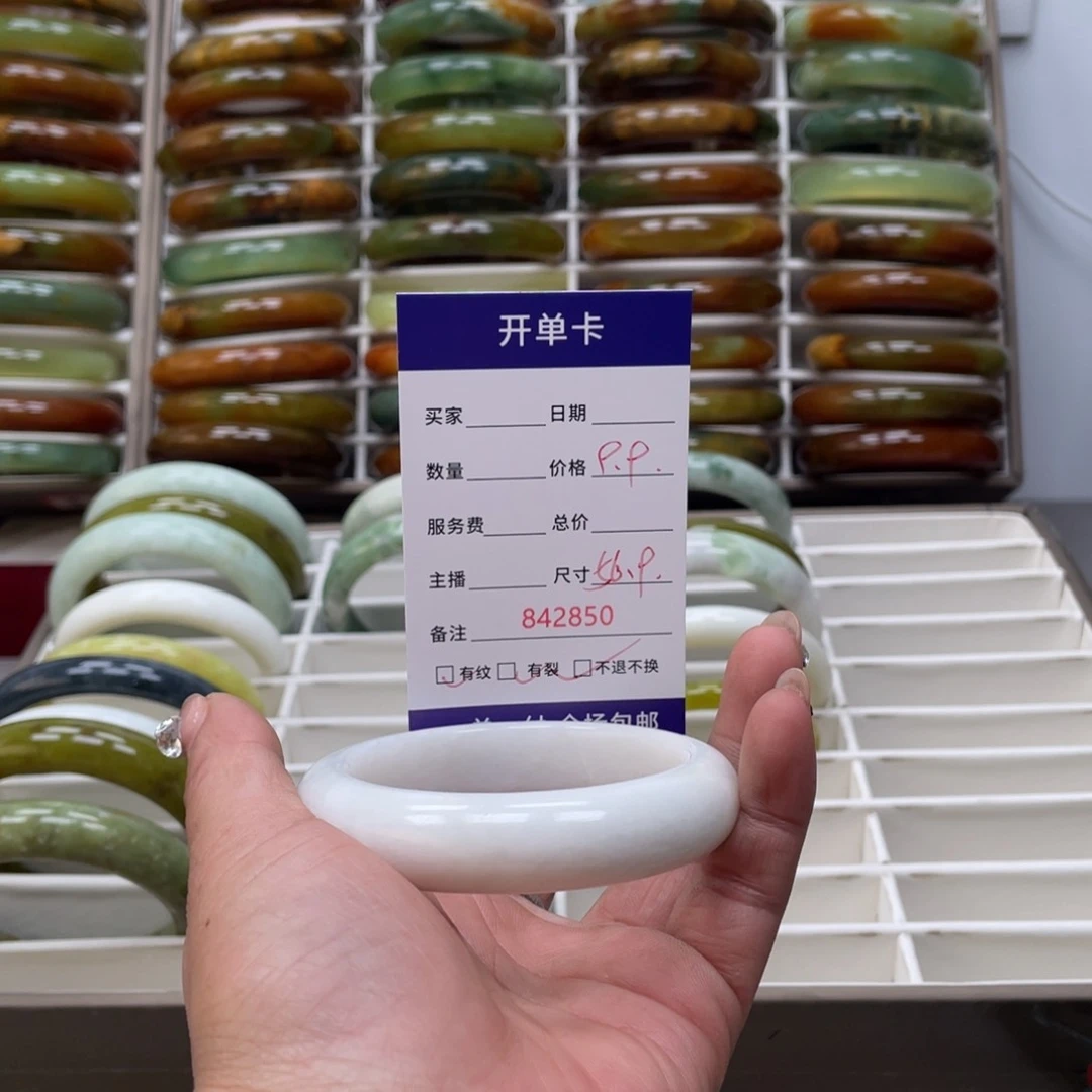 蛇纹石玉手镯未镶嵌国****?
