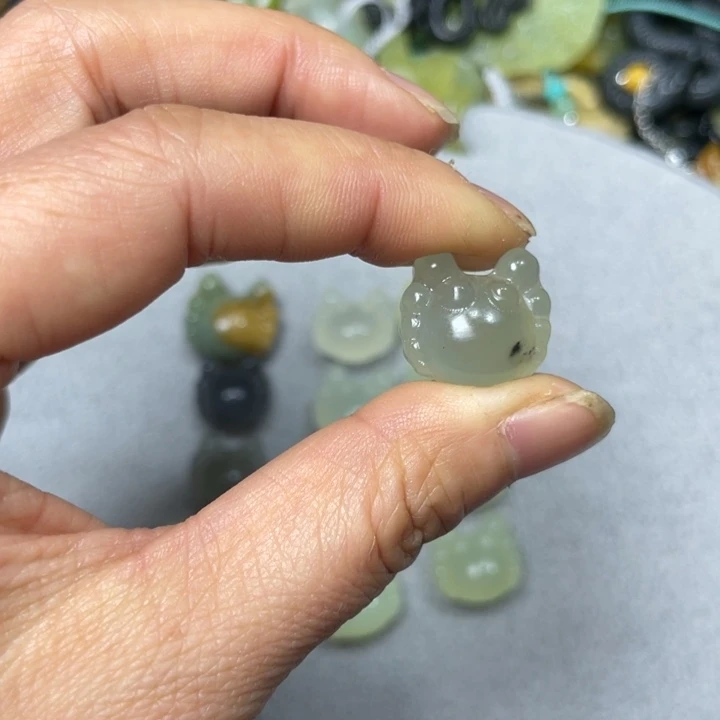 蛇纹石玉颈饰合金