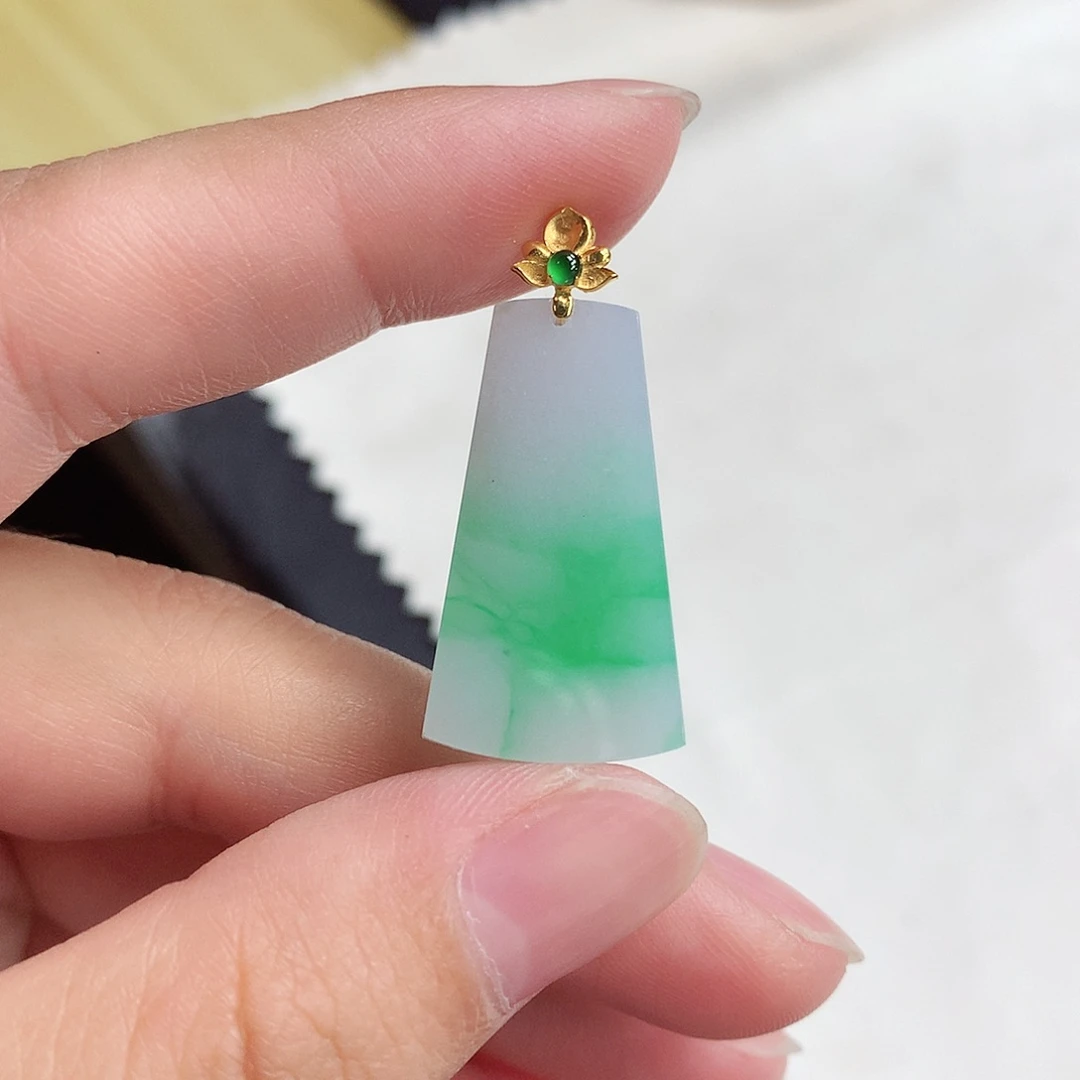 翡翠18K金镶嵌吊坠(赠链)26.8-15-3.8