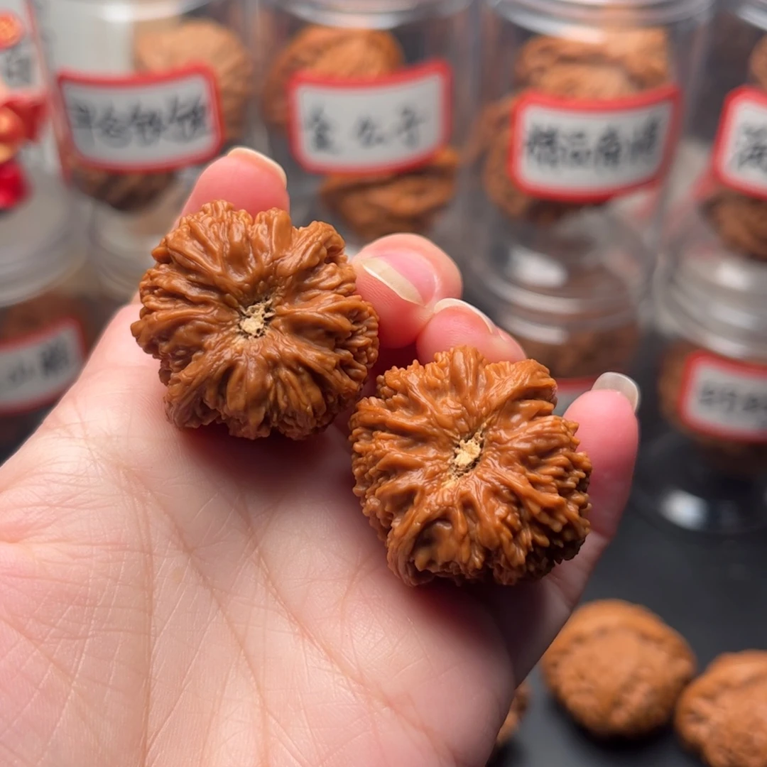 核***儿文玩核桃把件32.5玲珑塔尖