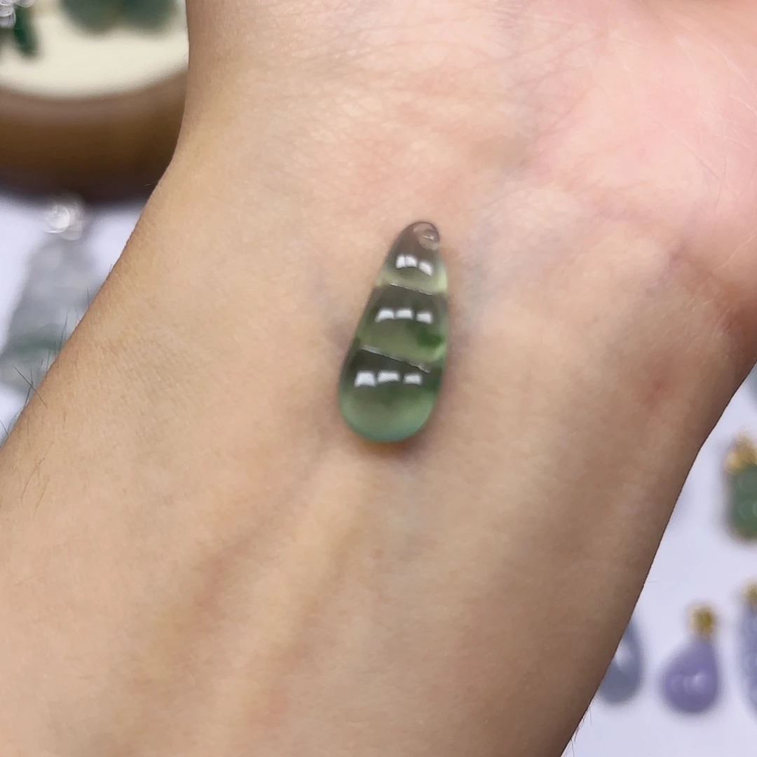 翡翠未镶嵌颈饰卡17.3-7.6-3.9