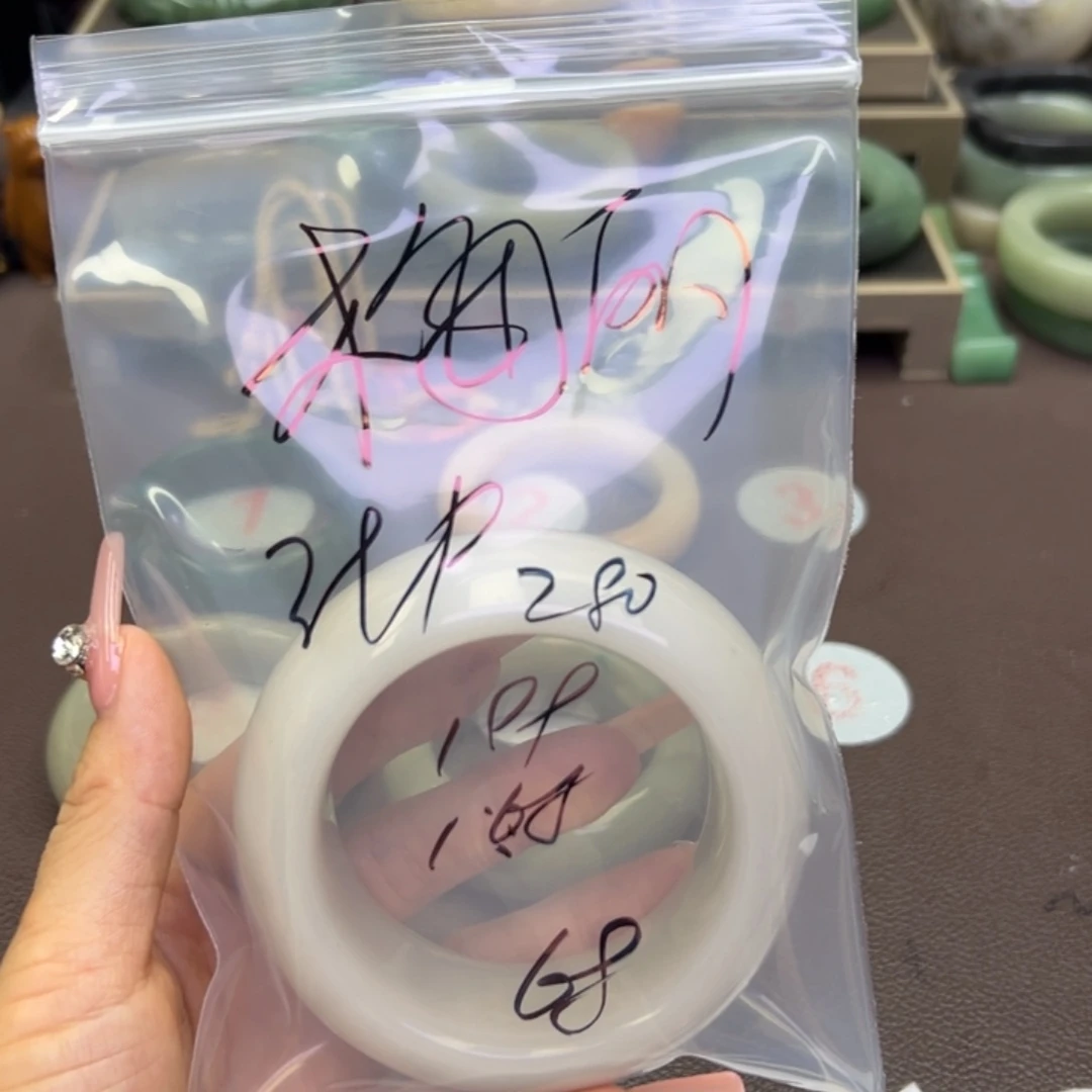 未镶嵌手镯石英岩玉梅**莎