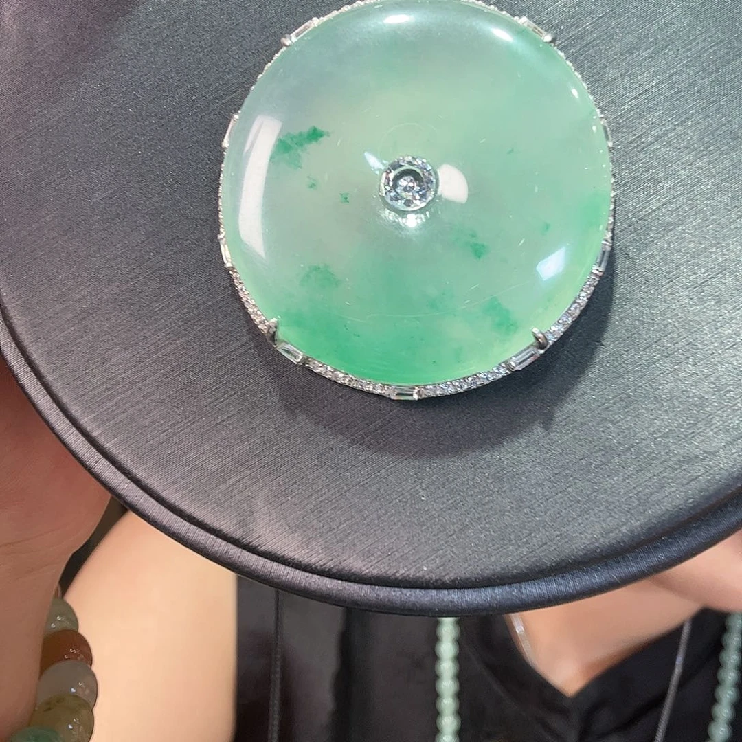 石英质玉（非洲翠）未镶嵌颈饰