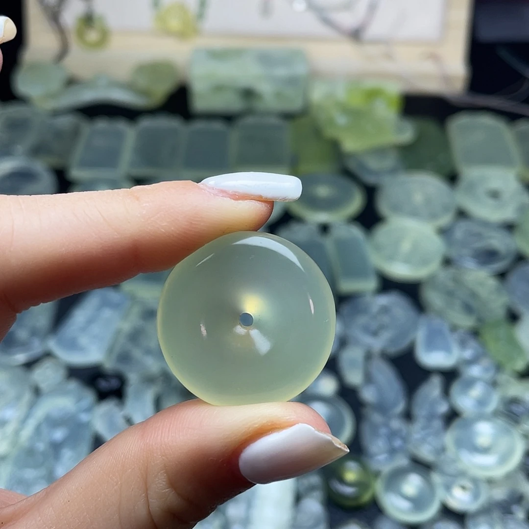 岫玉未镶嵌颈饰平安扣