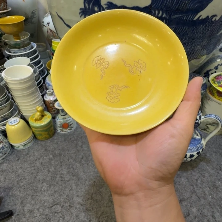 盘陶瓷工艺品摆件黄釉暗刻龙纹盘