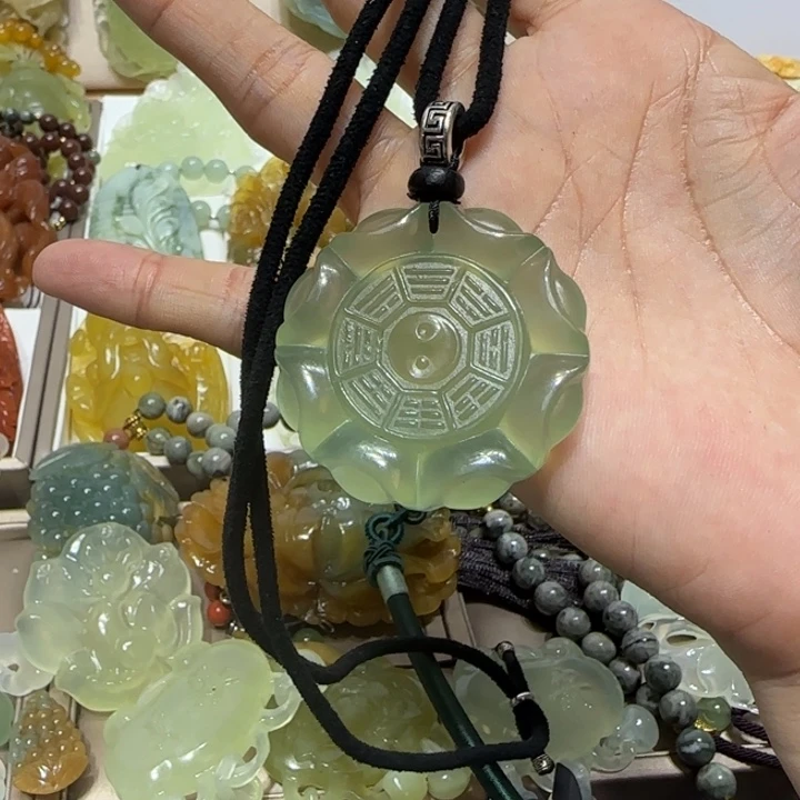 蛇纹石玉吊坠合金