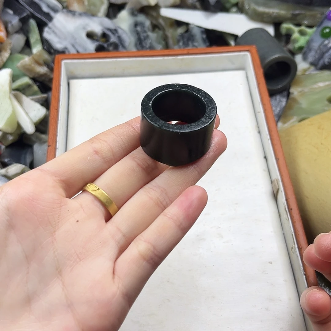 颈饰未镶嵌和田玉（糖玉）