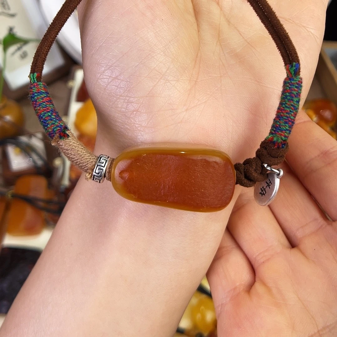 琥珀珠宝奇石未镶嵌。