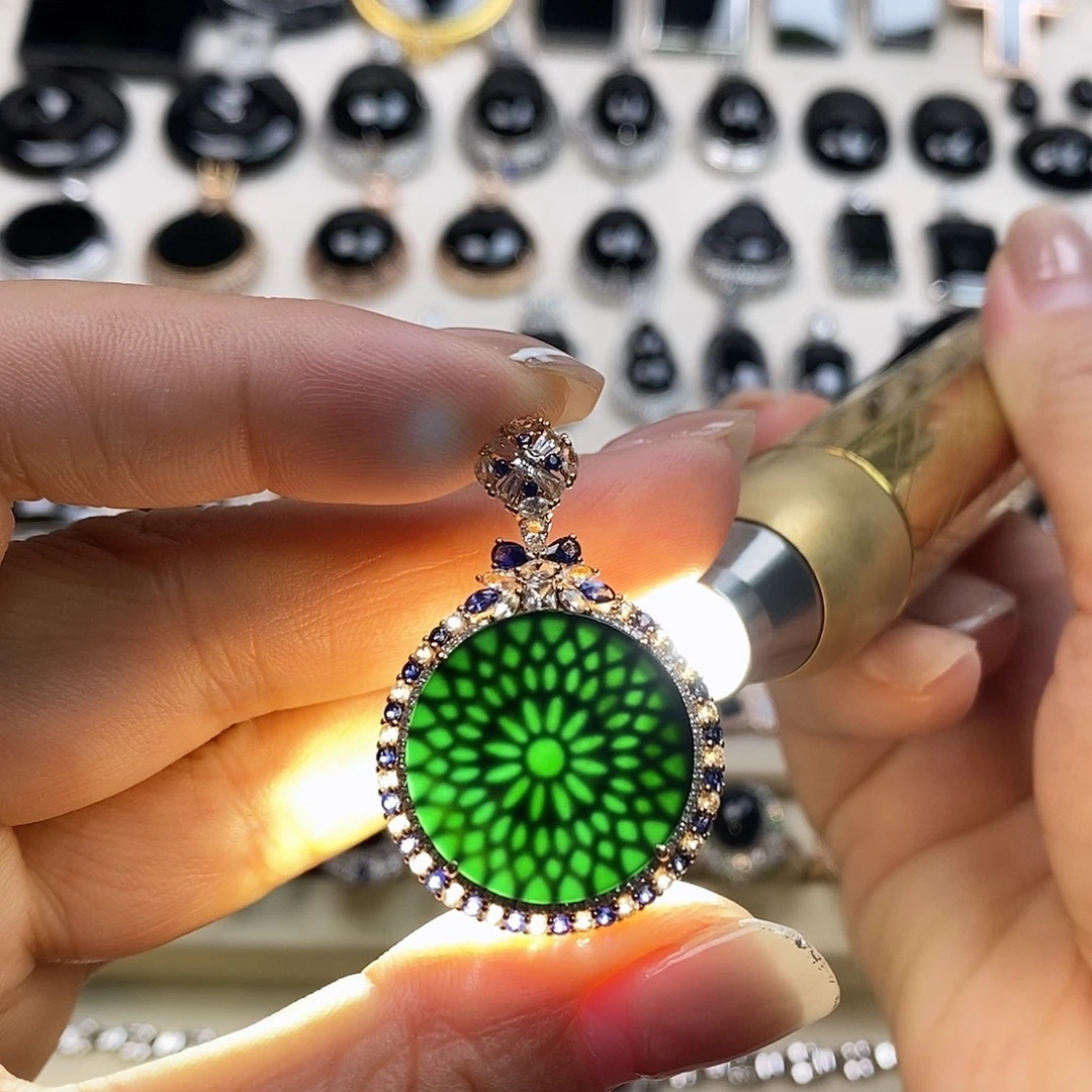 颈饰18K金镶嵌翡翠