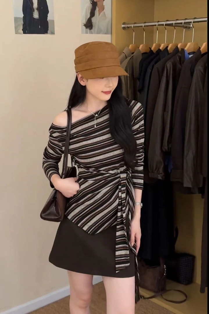 韩系撞色条纹斜肩长袖T恤女2025年秋季新款高腰修身显瘦短裙套装