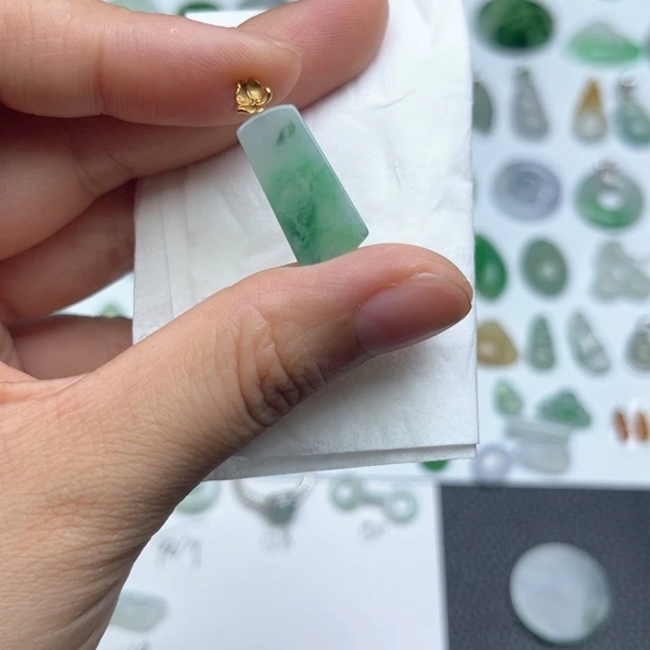 翡翠18K金镶嵌颈饰无事牌